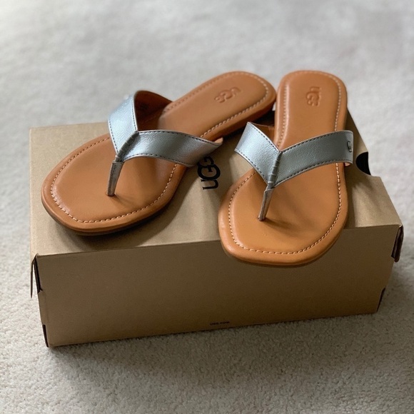 UGG TUOLUMNE  Silver Leather Sandal, size 7 - Picture 8 of 15
